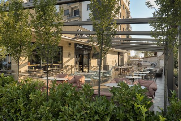 Letnja bašta Minesal Coffee&Bar u Pančevu sa pergolom i zelenilom