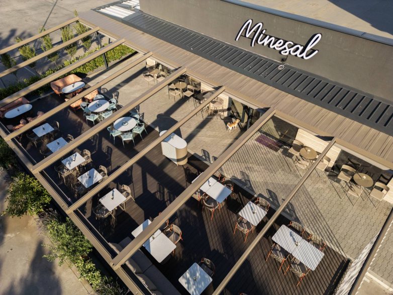 Letnja bašta Minesal Coffee&Bar u Pančevu iz ptičje perspektive
