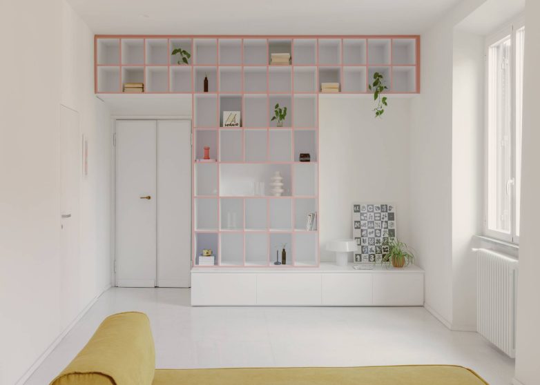 Bela biblioteka sa roze profilima i geometrijskom mrežom u dnevnoj sobi renoviranog stana u Rimu