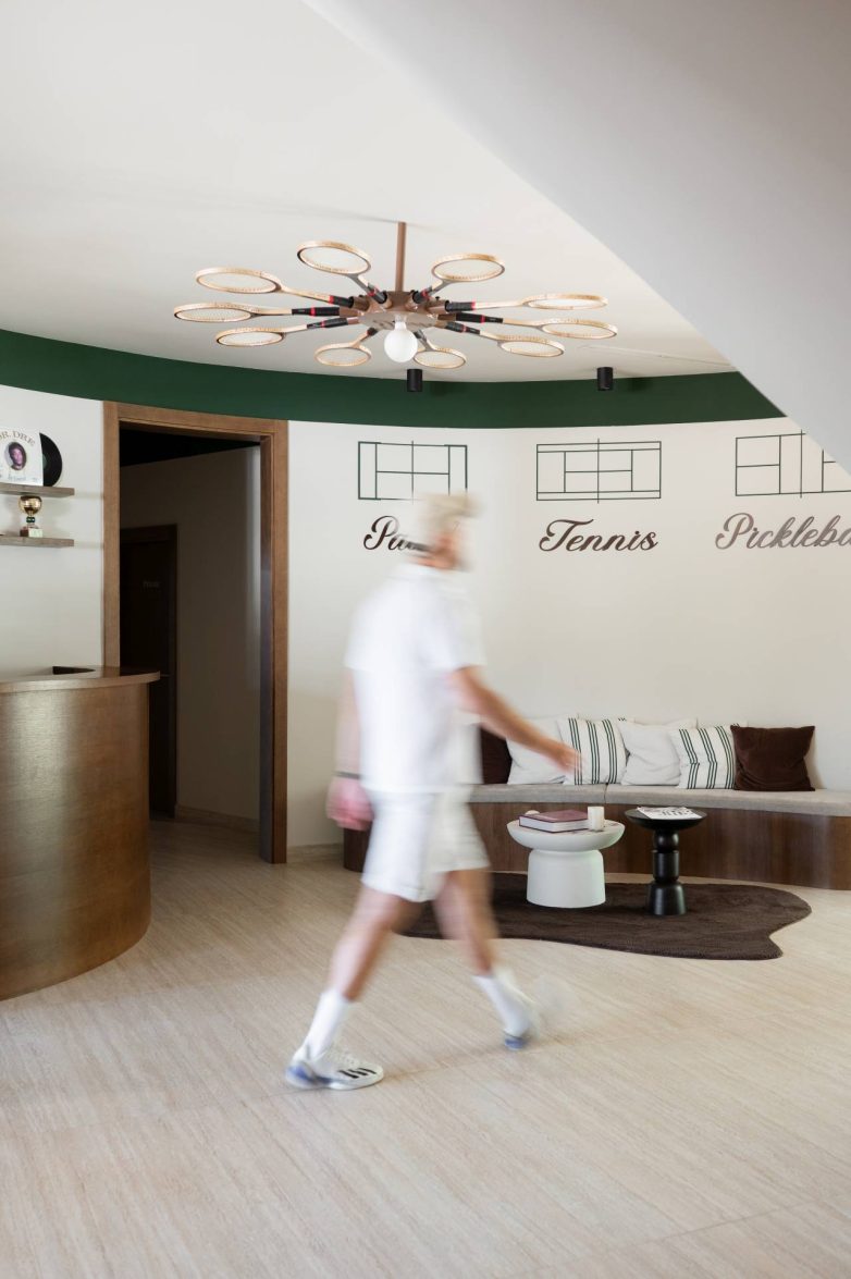 Ulazna zona kluba The Racquet Club sa lusterom od reketa