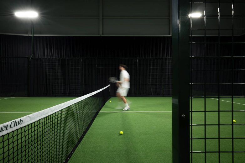Teren za tenis u hali The Racquet Cluba u Beogradu