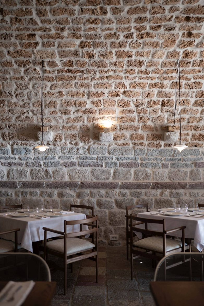 Enterijer restorana Eho u Perastu sa kamenim zidovima i drvenim nameštajem