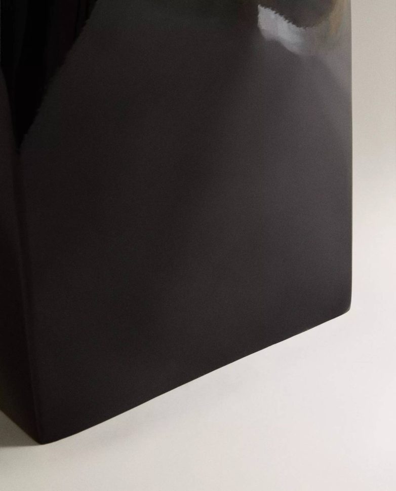 Detalj sjajne crne površine Zara Home stočića