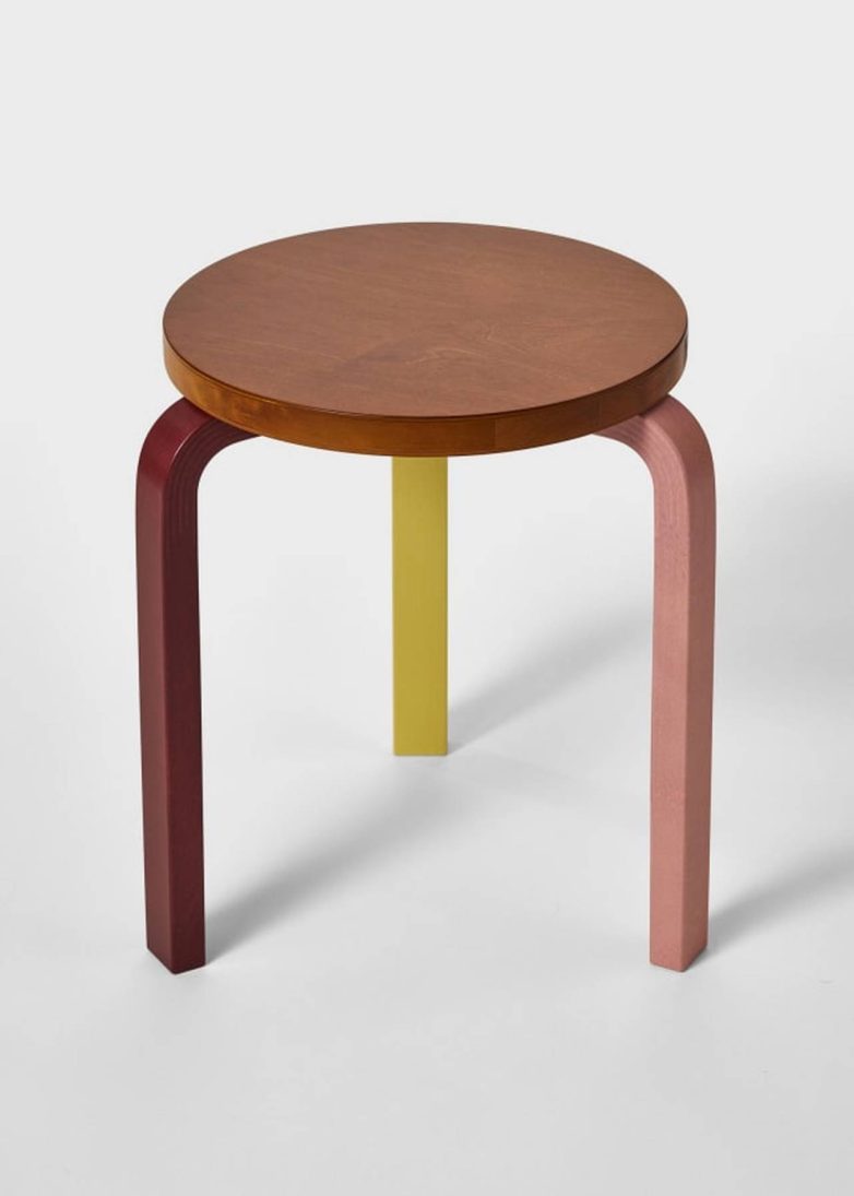 Stool 60 Edition Three Paula Smitha i Arteka sa šarenim nogama