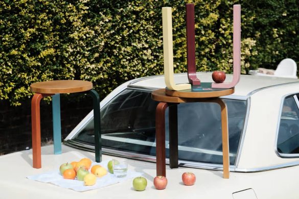 Artek Stool 60 u novom izdanju sa nogama u različitim bojama
