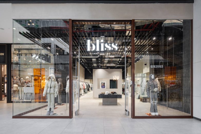 Izlog i ulaz u prodavnicu BLISS Multibrand u TC Galerija