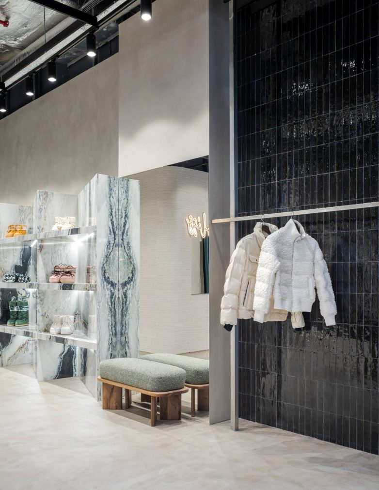 Keramičke obloge i zona za izlaganje garderobe u prodavnici BLISS Multibrand