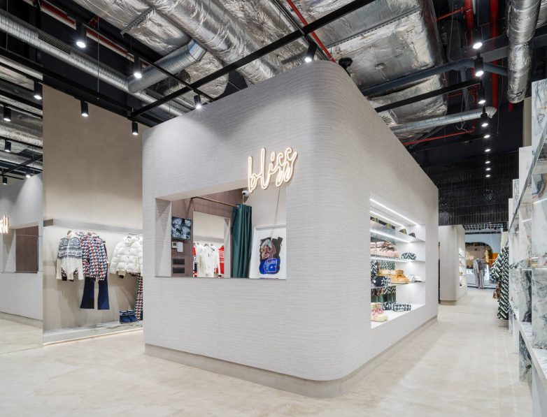 Centralna funkcionalna celina u enterijeru prodavnice BLISS Multibrand