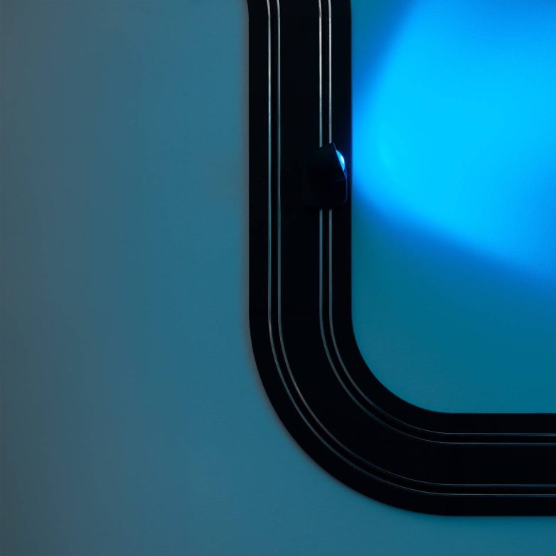Detalj Race of Lights lampe sa plavim reflektorom