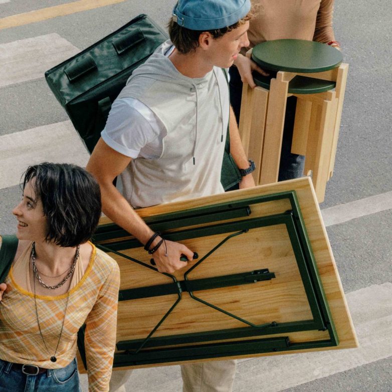 Mladi prenose sklopivi sto i taburee iz IKEA KOMPISHÄNG kolekcije