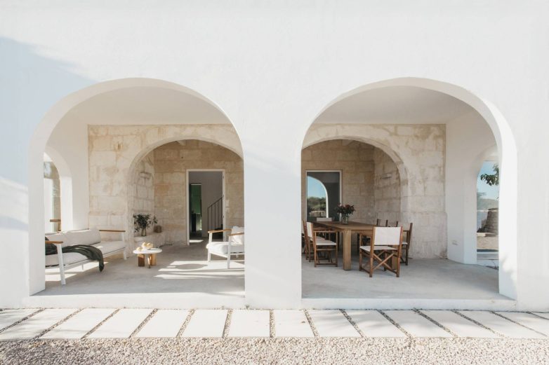 Natkrivena terasa kuće Son Martorell na Menorki sa kamenim lukovima