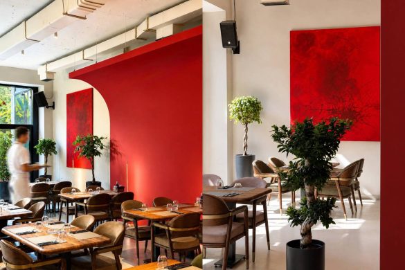Enterijer restorana Zdravko u Beogradu sa crvenim zakrivljenim elementima i zelenilom