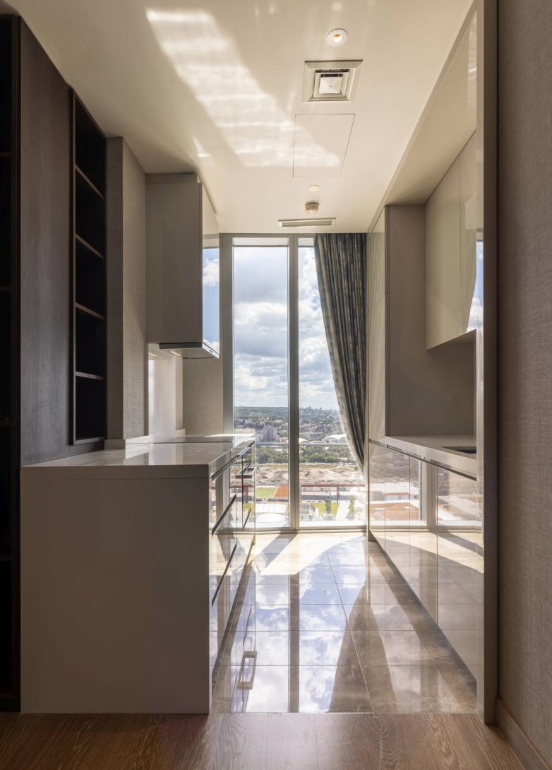 Kuhinja apartmana u St. Regis rezidenciji u Beogradu sa pogledom sa 25. sprata