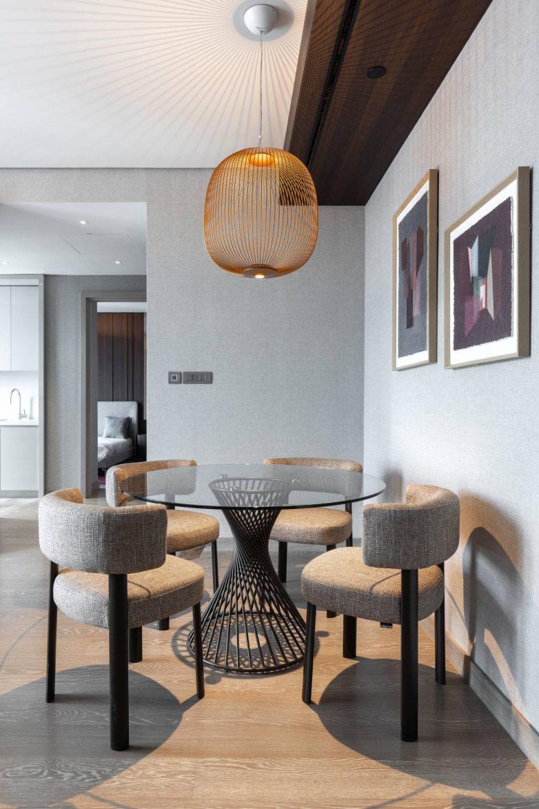 Trpezarija apartmana u St. Regis rezidenciji u Beogradu sa drvenom plafonskom oblogom