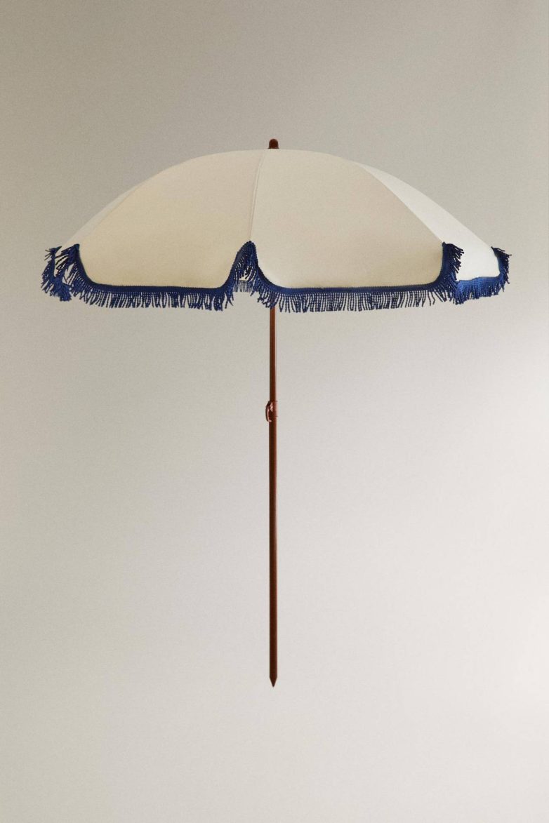 Beli Zara Home suncobran za plažu sa plavim resama